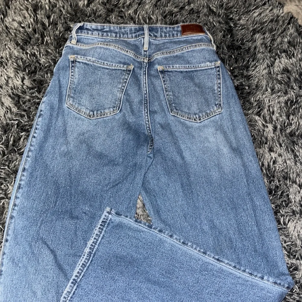 Worn many times. Still in great shape. One of the knee holes has a slight tear. - Picture 2 of 3